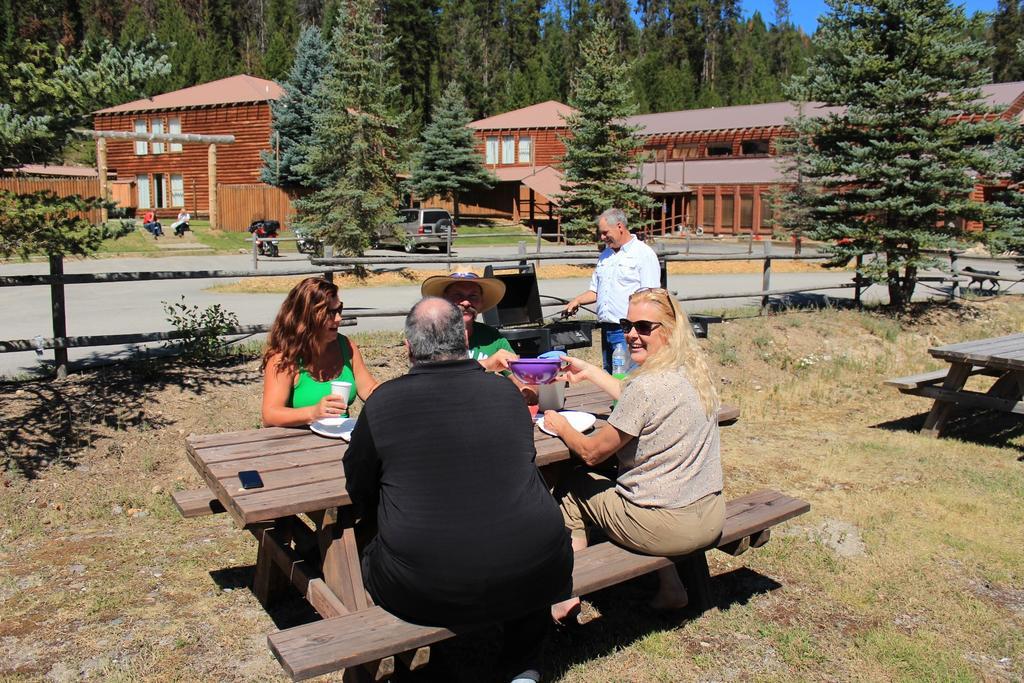 The Lodge At Lolo Hot Springs Bagian luar foto